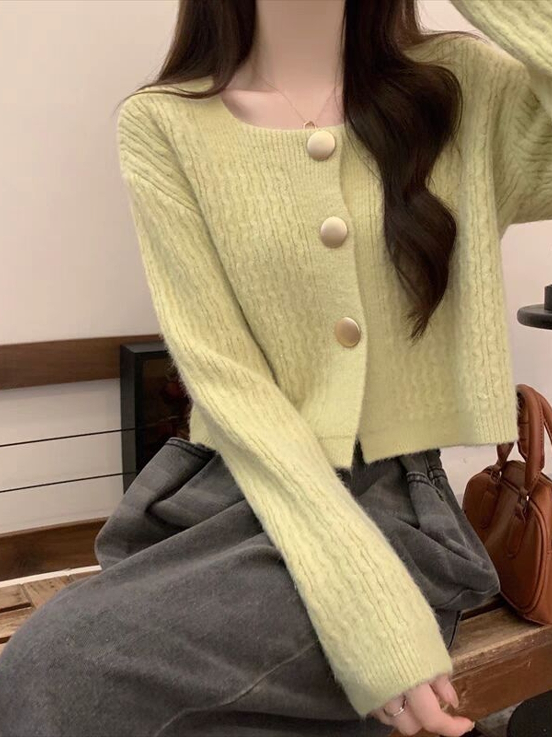 【レディースカジュアルファッション】3ボタンショート丈ニットカーディガン風トップス｜やわらか質感で大人かわいい秋冬セーター