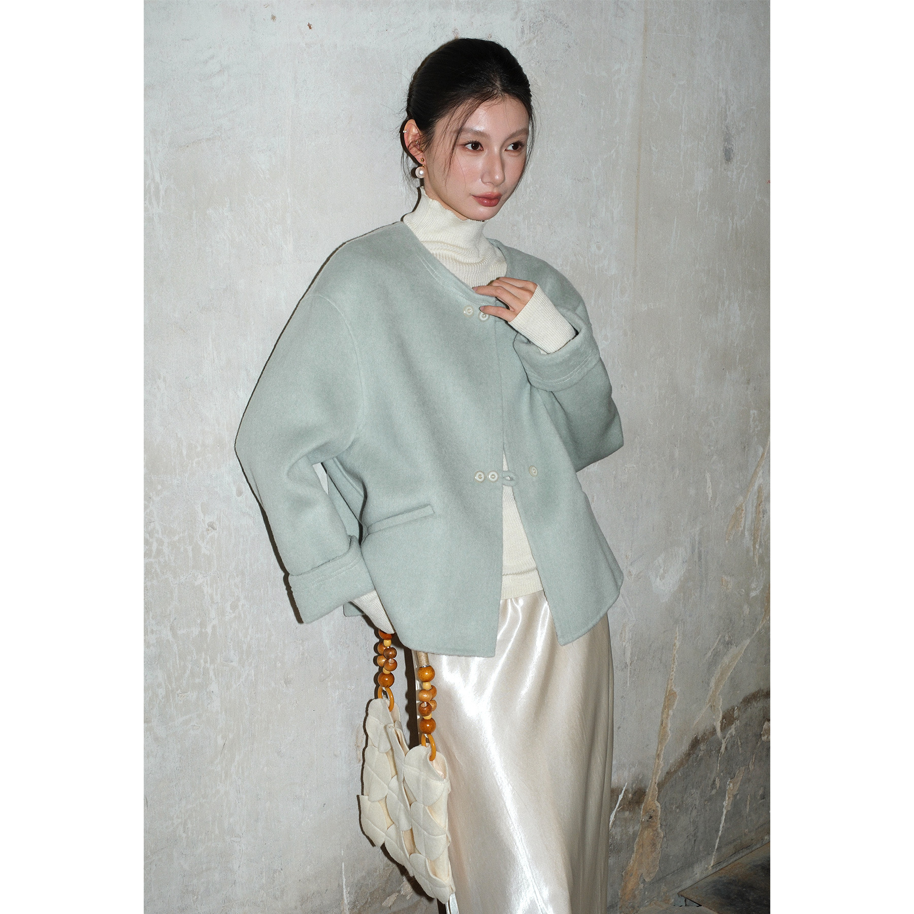 【レディースカジュアルファッション】ゆるエアリー×上品ミニマル｜超細羊毛の柔らかダブルフェイスショートコート