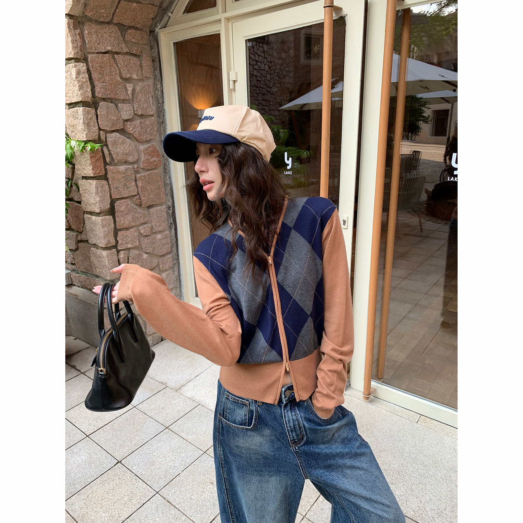 【レディースカジュアルファッション】配色アーガイル×細リブ袖｜1枚でこなれるレイヤード見えニットトップス