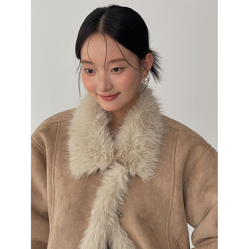 【レディースカジュアルファッション】ヴィンテージムード漂うフェイクムートン×ふんわりファー｜ショートジャケット