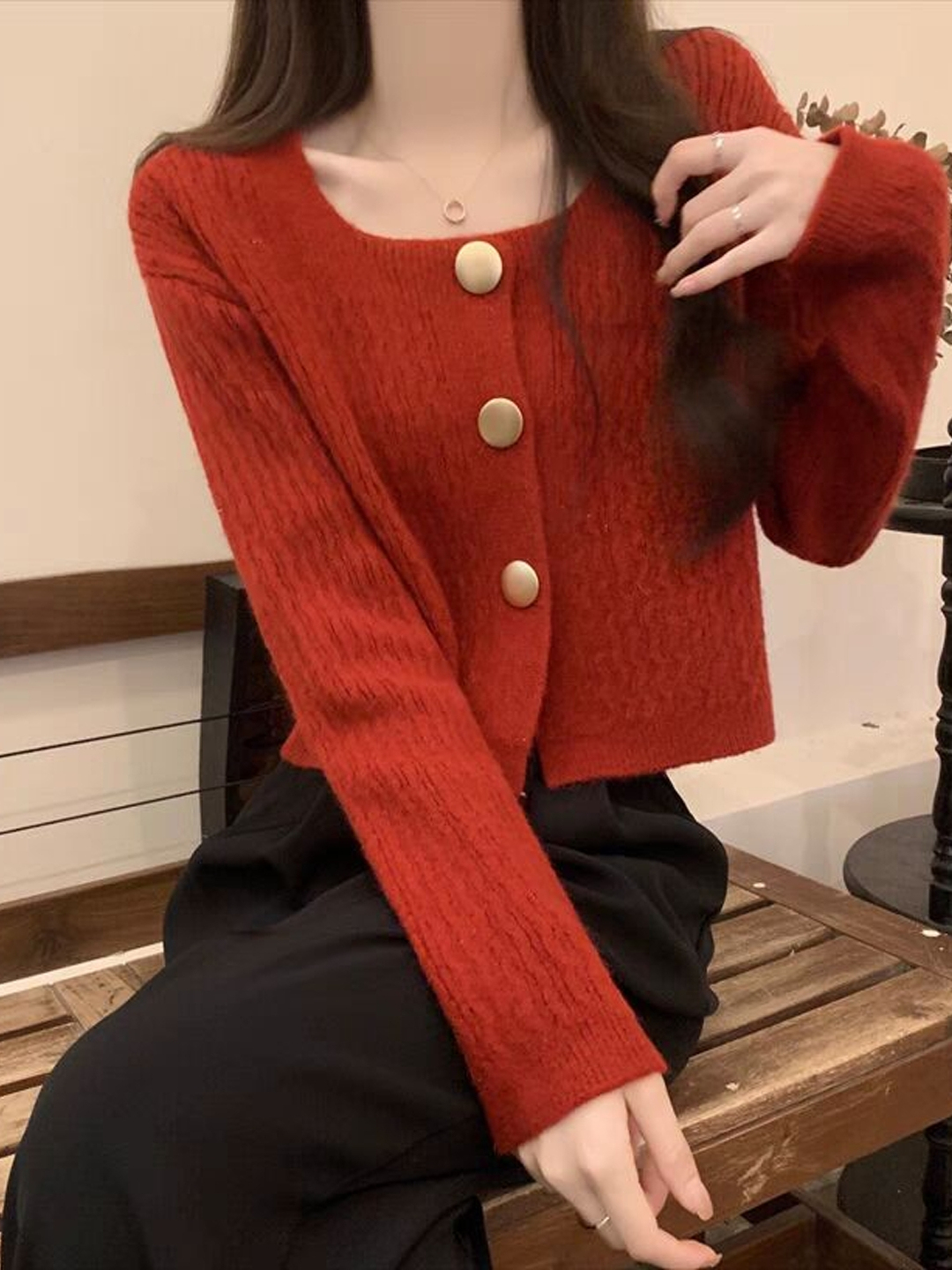 【レディースカジュアルファッション】3ボタンショート丈ニットカーディガン風トップス｜やわらか質感で大人かわいい秋冬セーター