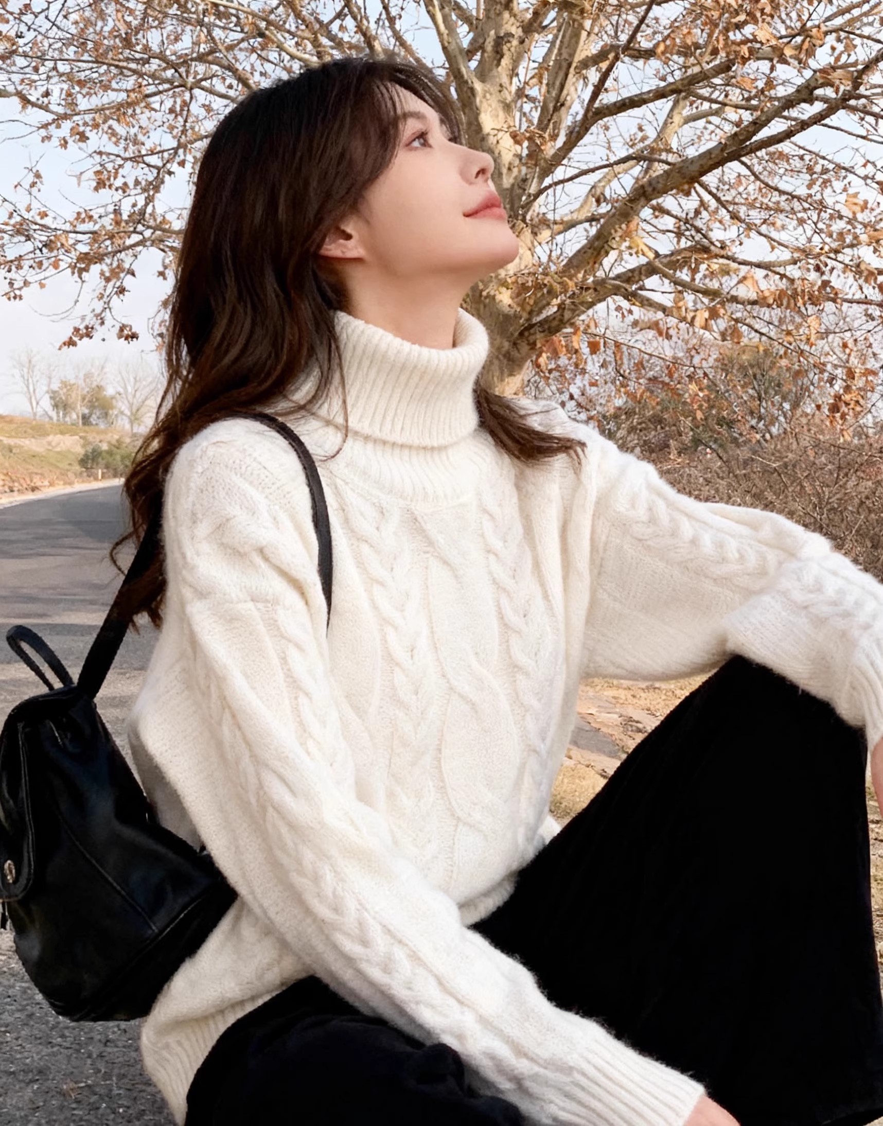 【レディースカジュアルファッション】ケーブル編みハイネックニット｜ゆるシルエットで叶える上品で暖かな冬のクラシックスタイル