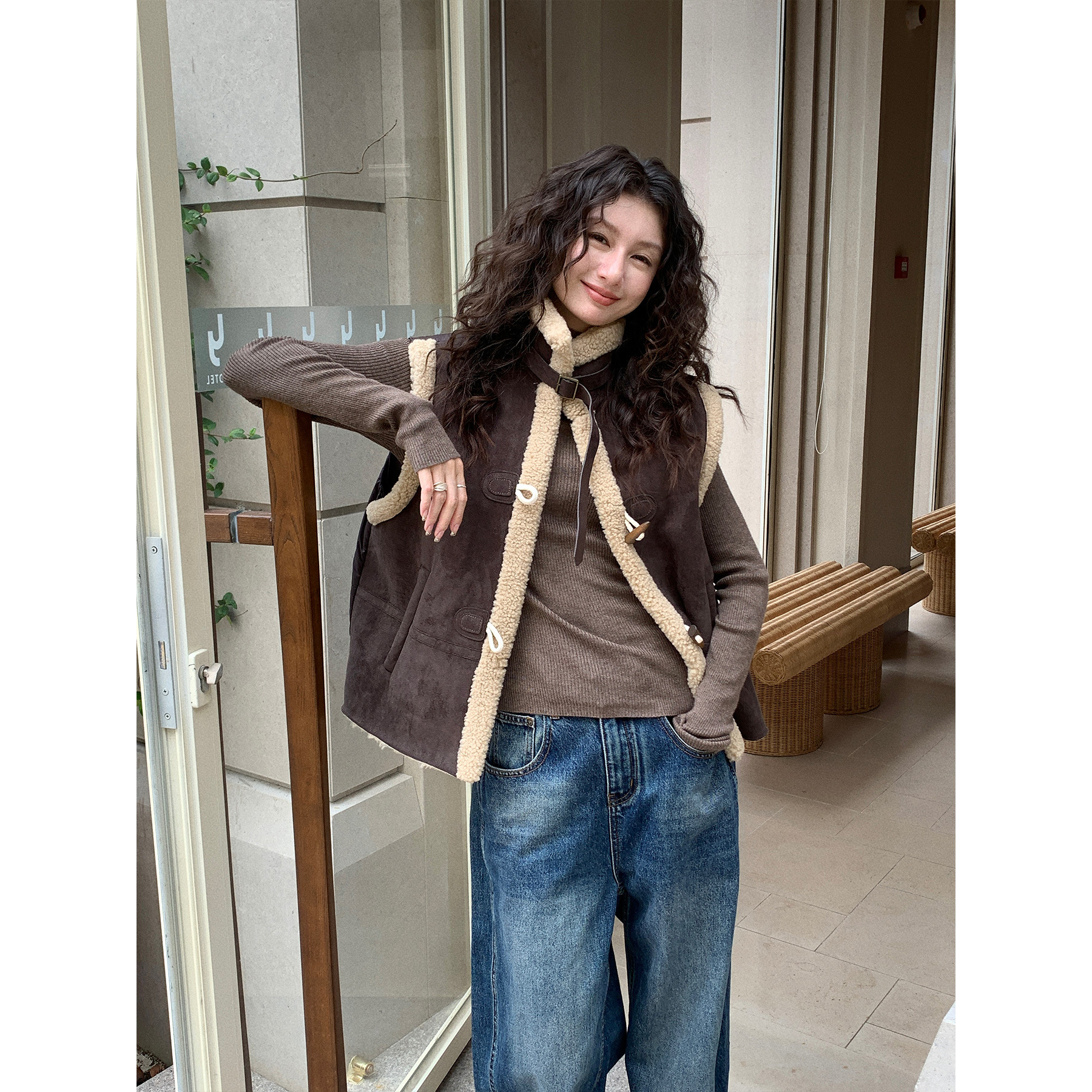 【レディースカジュアルファッション】ふんわり柔らかファーベスト×ウッドボタン｜着るだけで高見えするあったか立体ベスト