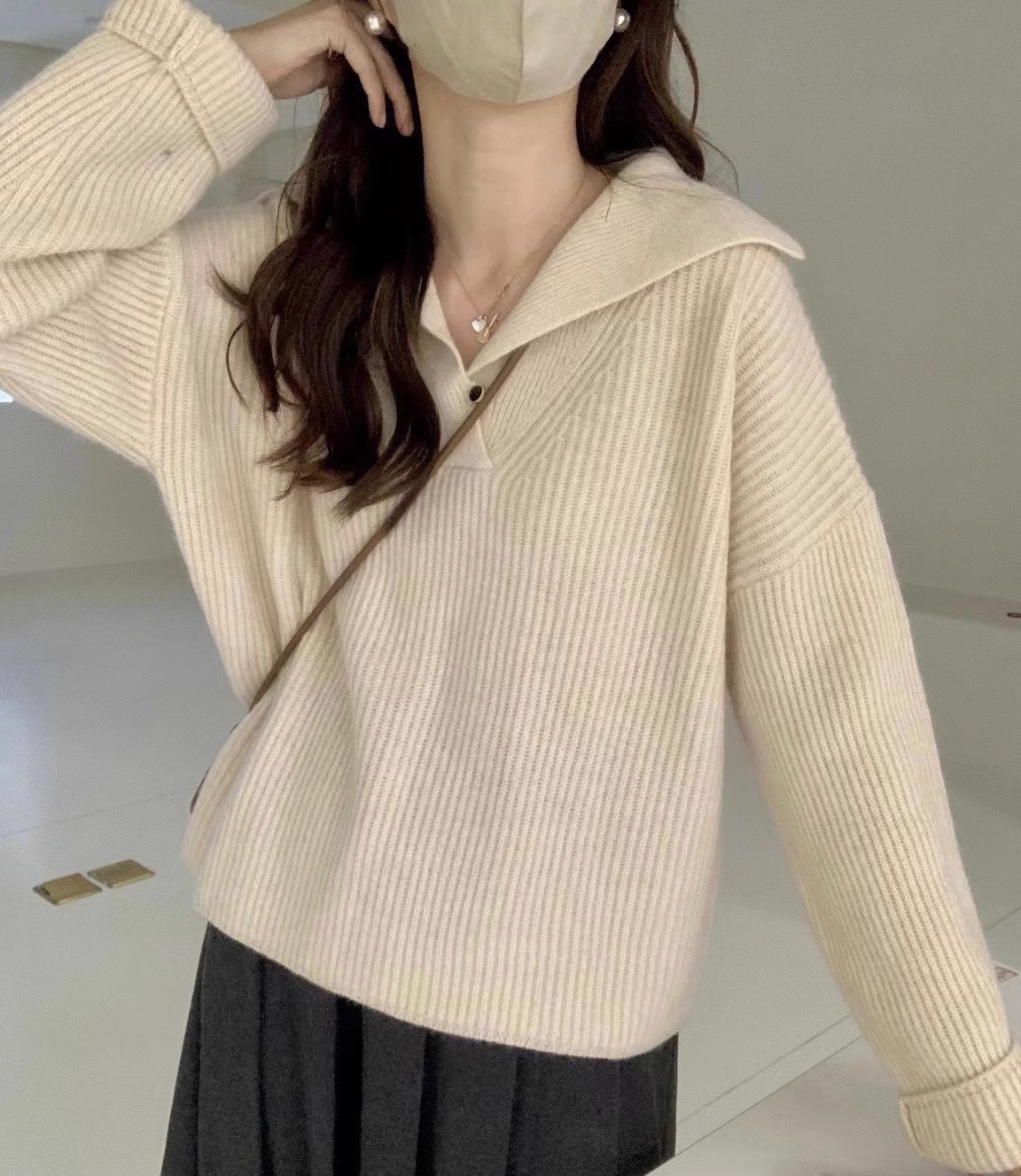 【レディースカジュアルファッション】Vネックゆったりリブニット｜上品で柔らかい米白カラーの春秋定番トップス