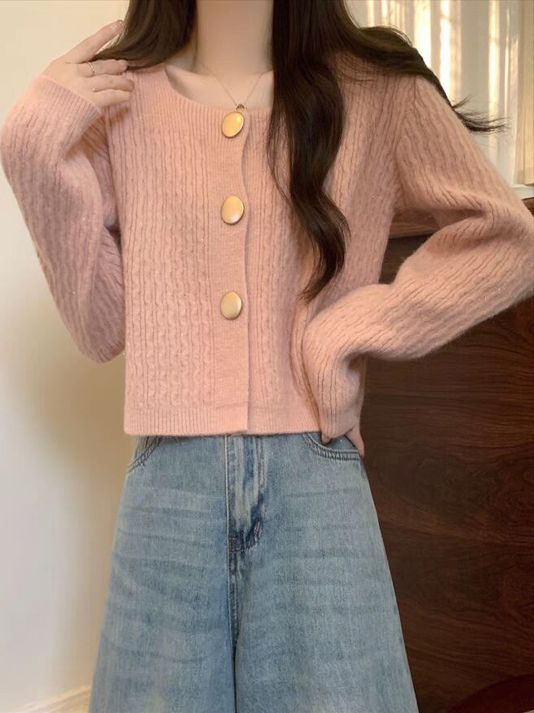 【レディースカジュアルファッション】3ボタンショート丈ニットカーディガン風トップス｜やわらか質感で大人かわいい秋冬セーター