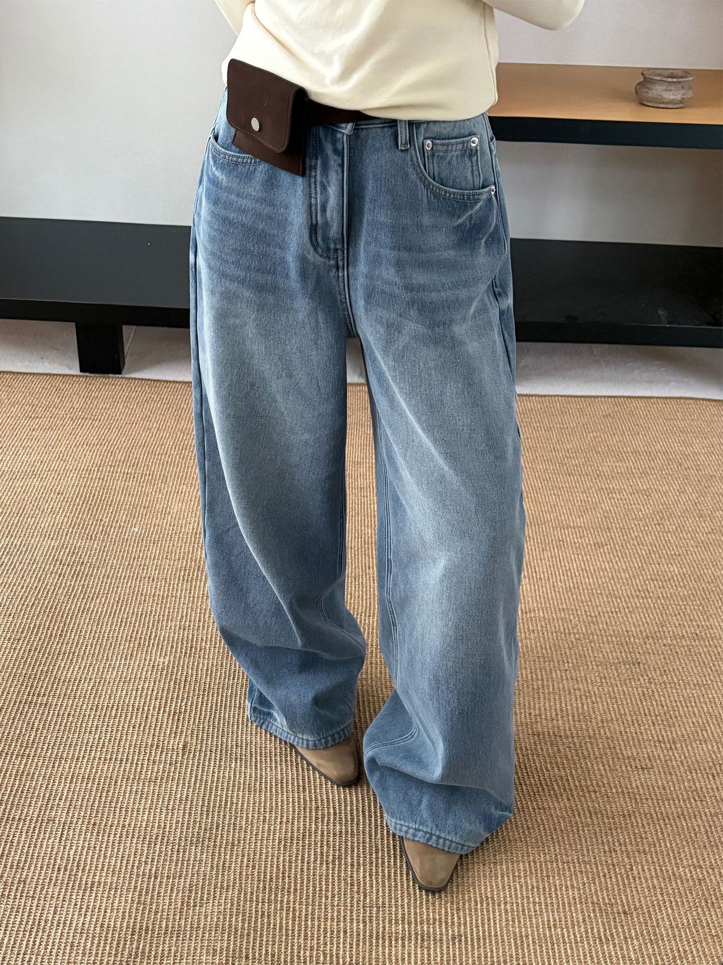 レディースカジュアルファッション ゆったりシルエットのワイドデニムパンツ