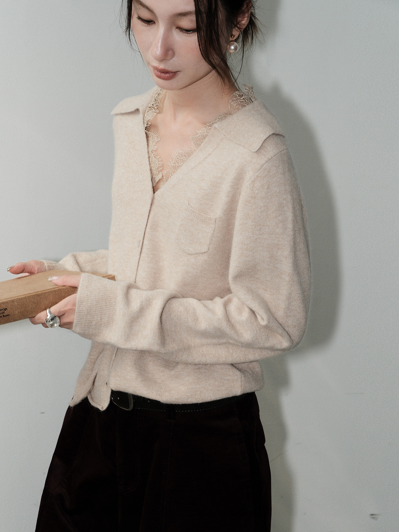 【レディースカジュアルファッション】柔らか上品Vネック｜リラックス感たっぷりのふんわりニットトップス