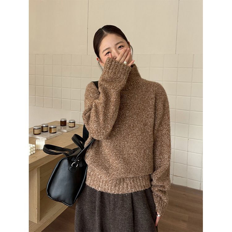 レディースカジュアルファッション ふんわり素材のタートルネックニットセーター