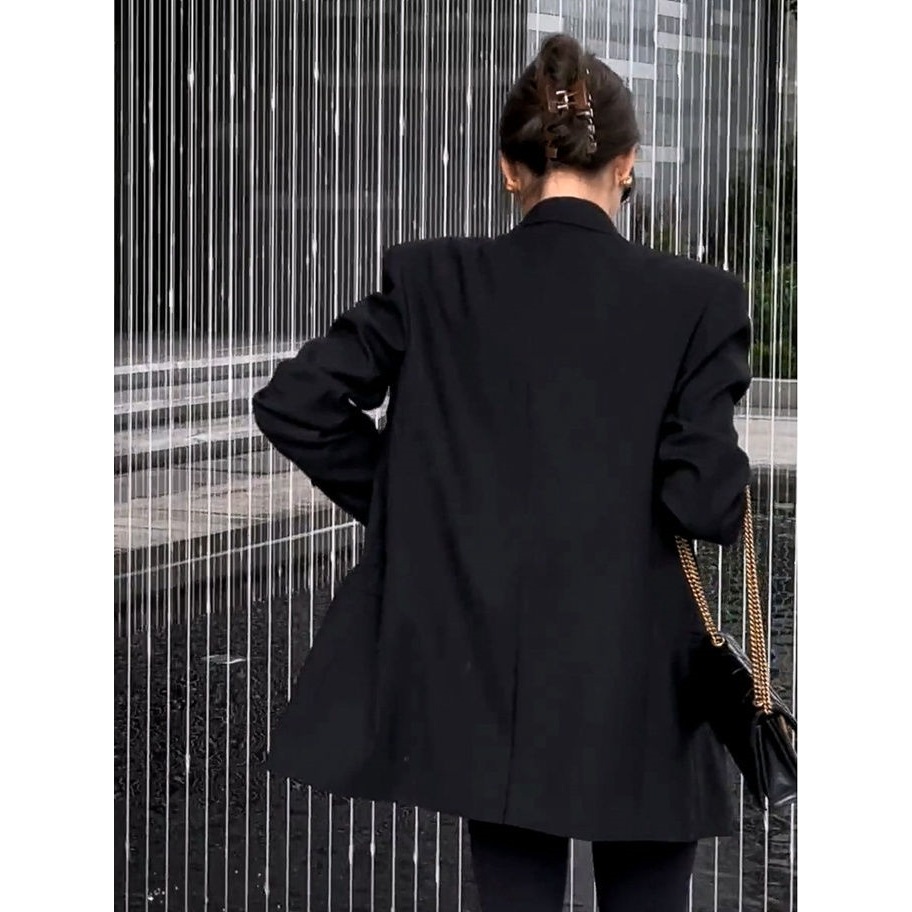 レディースカジュアルファッション 大人の上品さを演出するダブルブレストテーラードジャケット