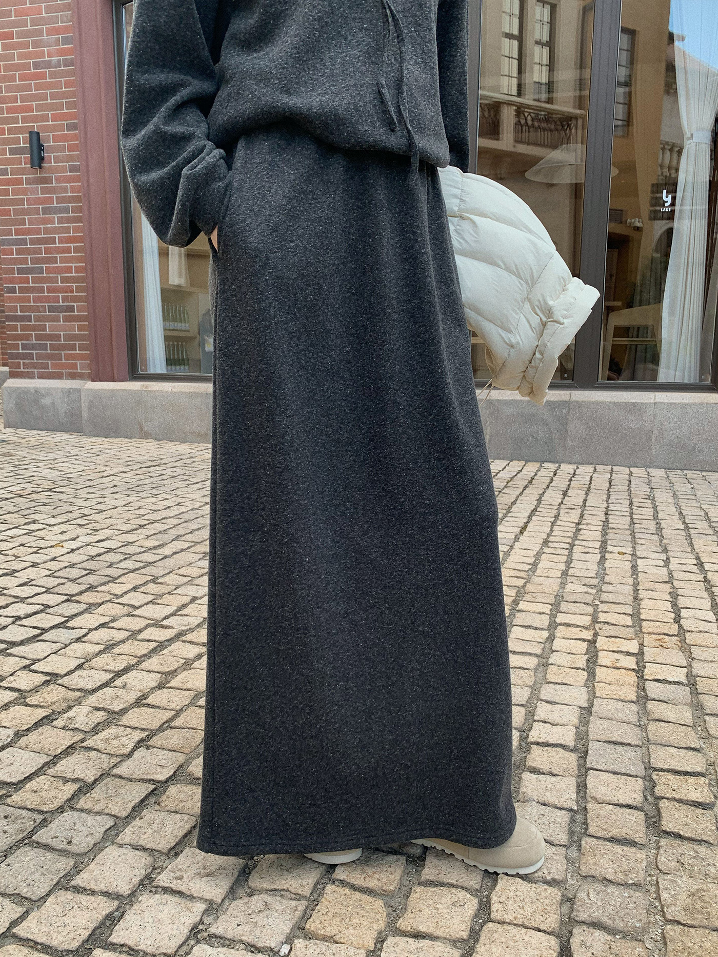 【レディースカジュアルファッション】ゆるリラックス×上品シルエット｜大人見えストレートニットワンピース