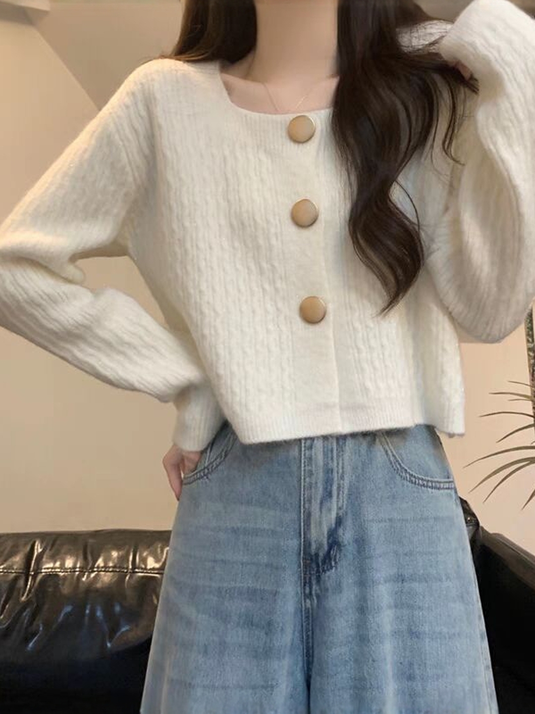 【レディースカジュアルファッション】3ボタンショート丈ニットカーディガン風トップス｜やわらか質感で大人かわいい秋冬セーター