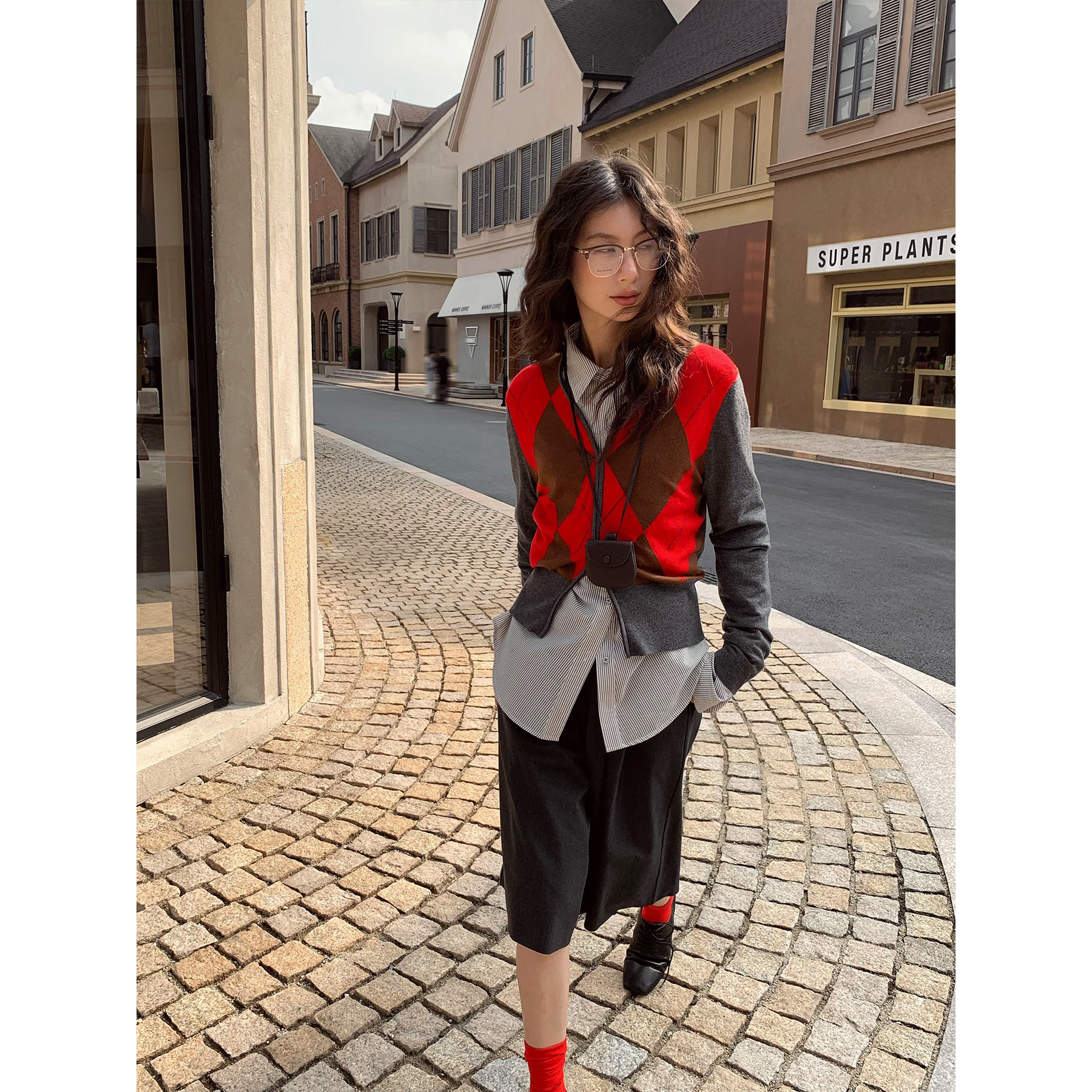 【レディースカジュアルファッション】配色アーガイル×細リブ袖｜1枚でこなれるレイヤード見えニットトップス