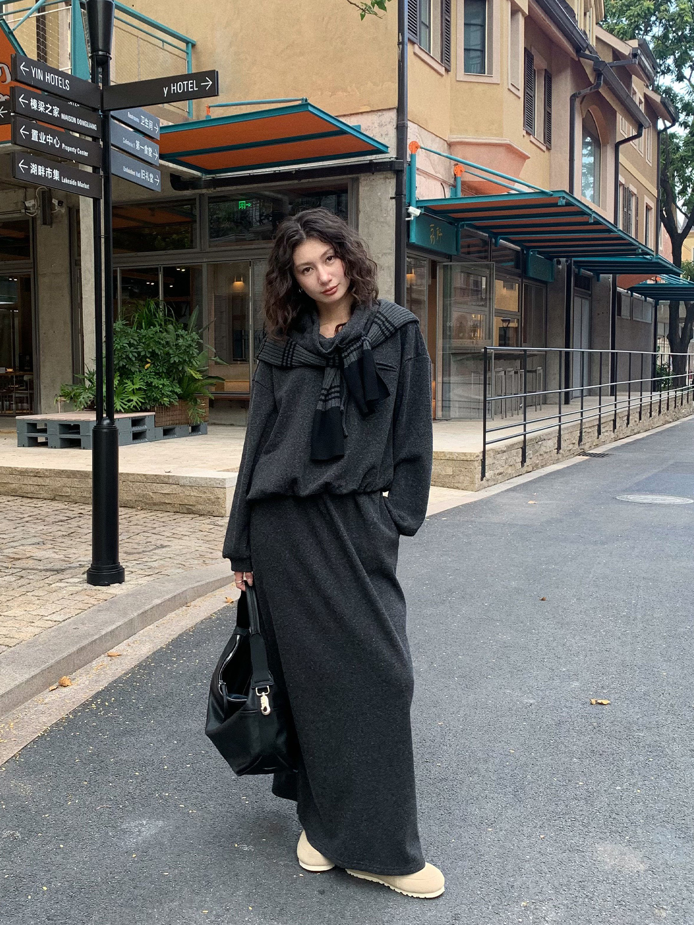 【レディースカジュアルファッション】ゆるリラックス×上品シルエット｜大人見えストレートニットワンピース