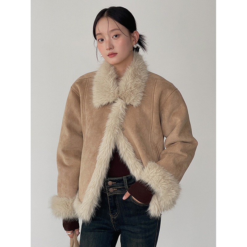 【レディースカジュアルファッション】ヴィンテージムード漂うフェイクムートン×ふんわりファー｜ショートジャケット