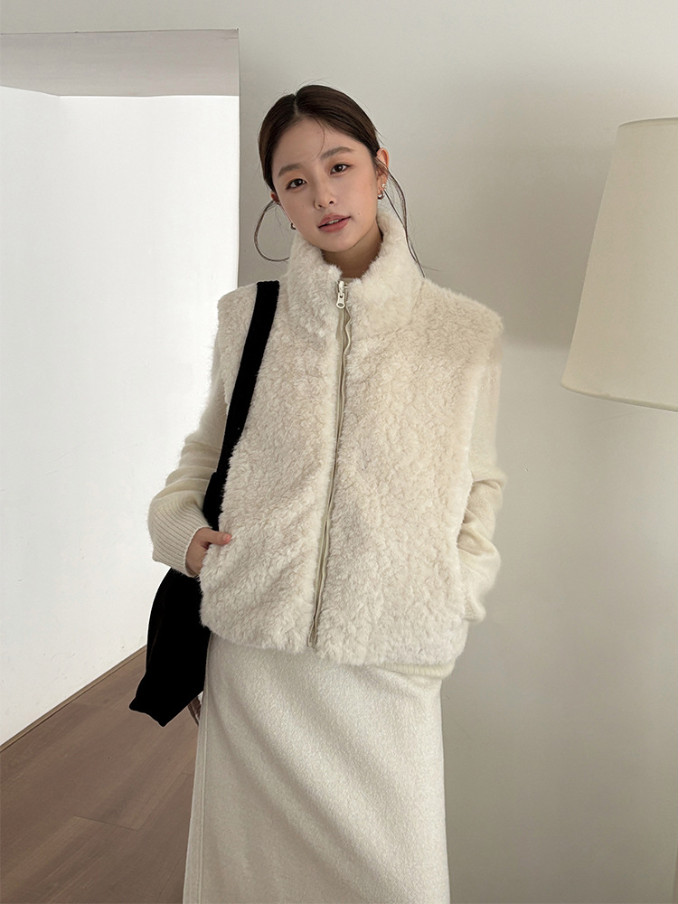 【レディースカジュアルファッション】  冬のあたたか見え上品スタイル｜ふわもこ質感×スタンドカラーの軽量ボアベスト