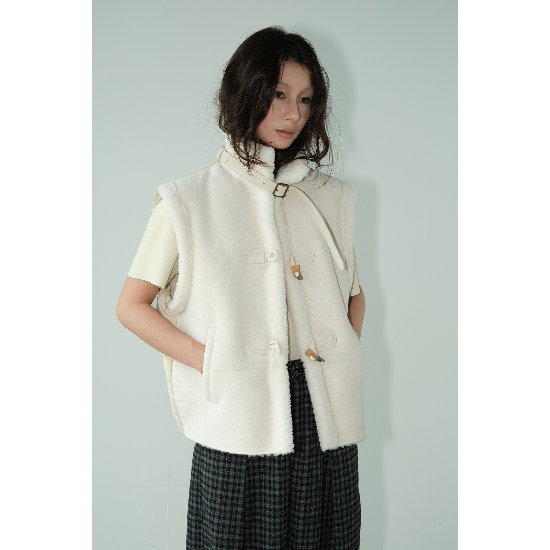 【レディースカジュアルファッション】ふんわり柔らかファーベスト×ウッドボタン｜着るだけで高見えするあったか立体ベスト