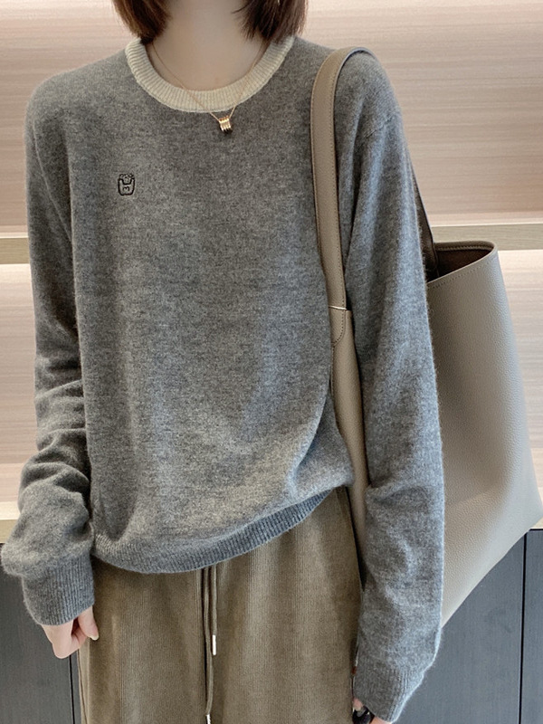 【レディースカジュアルファッション】刺繍入りクルーネックニットプルオーバー｜シンプルで大人かわいいゆるシルエットの秋冬トップス