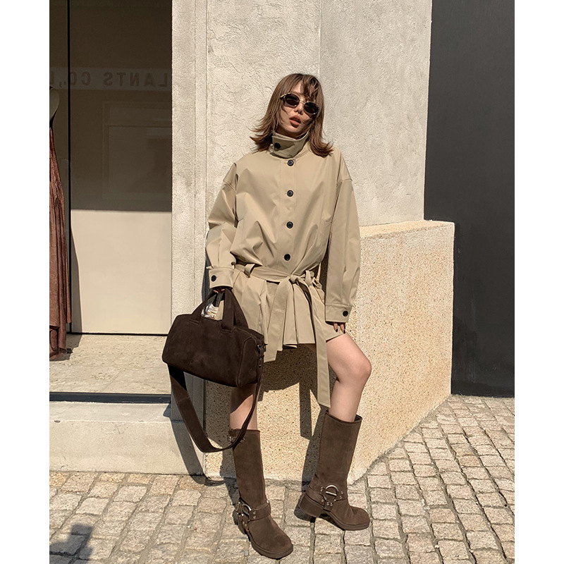 【レディースカジュアルファッション】立体シルエット×上品ベージュ｜知的ムード漂うスタンドカラーワンピース