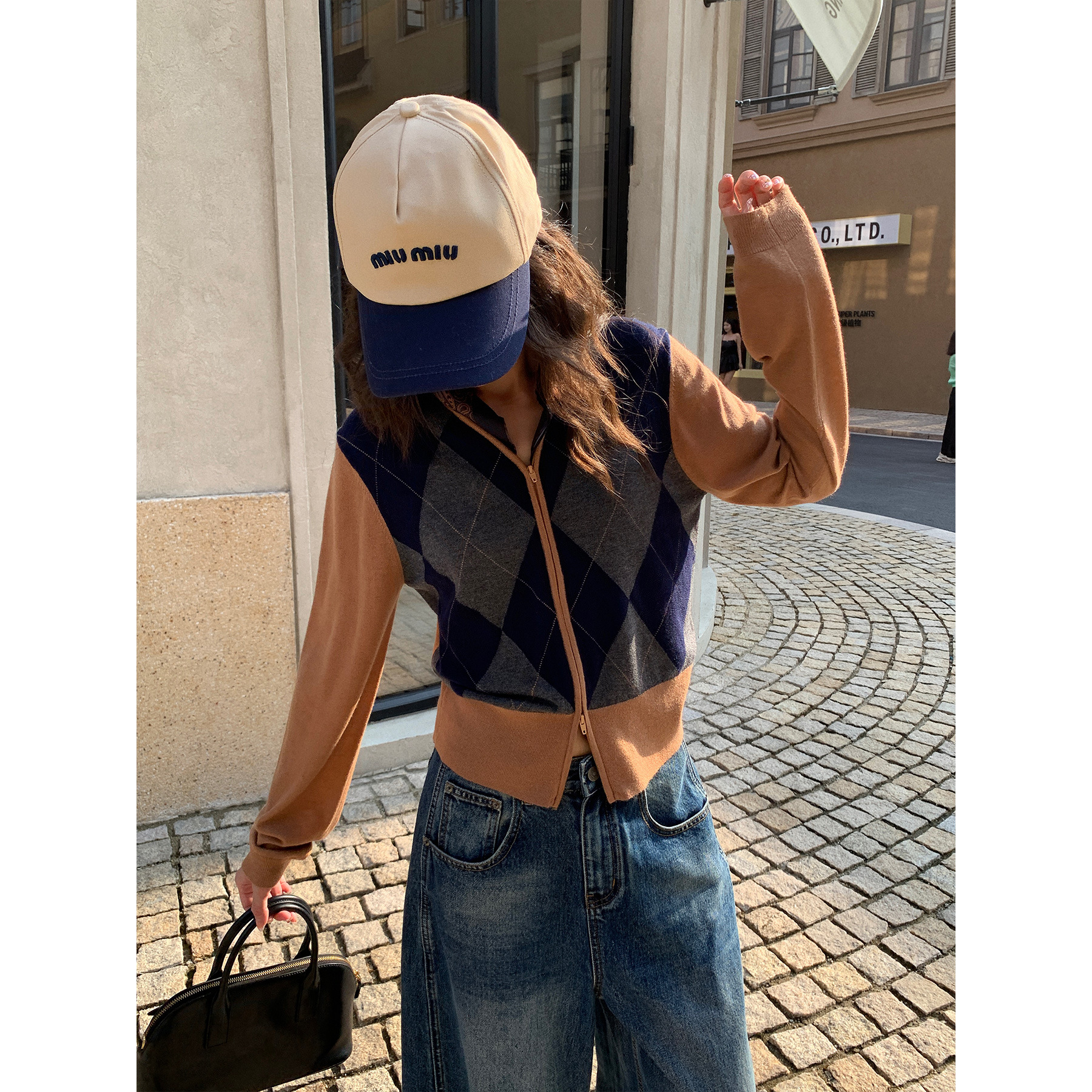 【レディースカジュアルファッション】配色アーガイル×細リブ袖｜1枚でこなれるレイヤード見えニットトップス