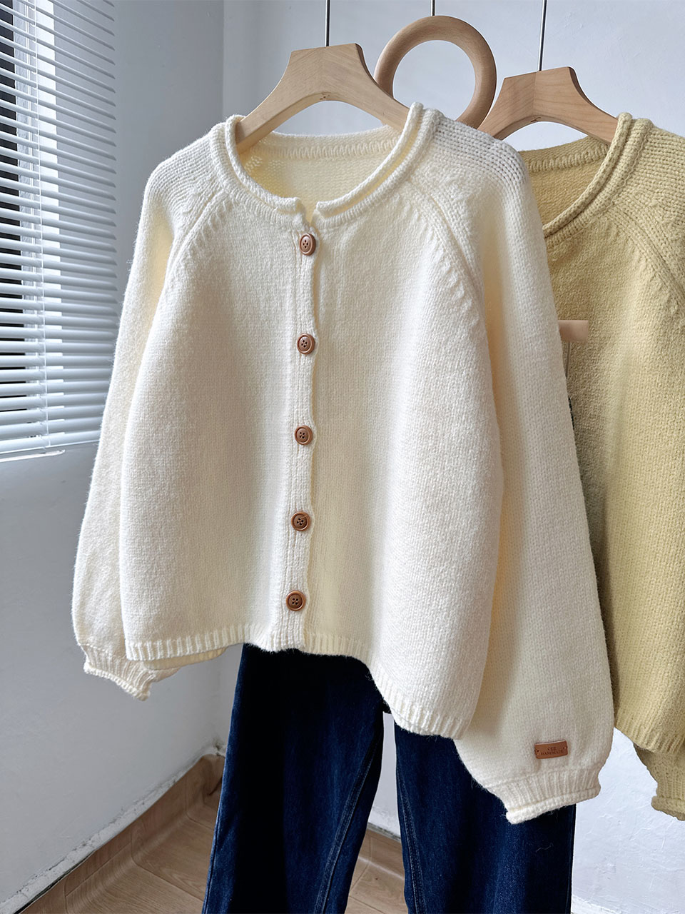 【レディースカジュアルファッション】丸首ボタン付きゆるカーディガン｜ふんわり柔らかニットで大人ナチュラルな秋冬スタイル