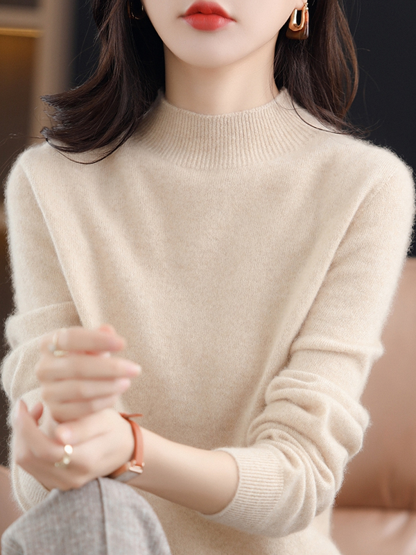 【レディースカジュアルファッション】上品ブラックのハイネックニット｜細見えシルエットで大人の洗練スタイルを叶える秋冬トップス