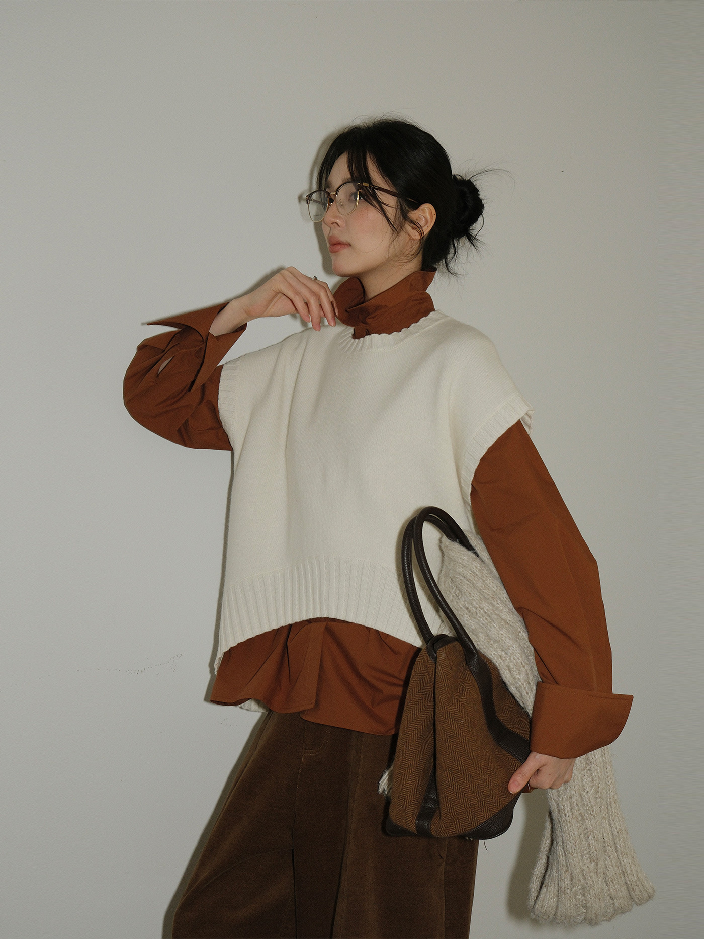 レディースカジュアルファッション 袖なしニットベスト重ね着風セットアップ