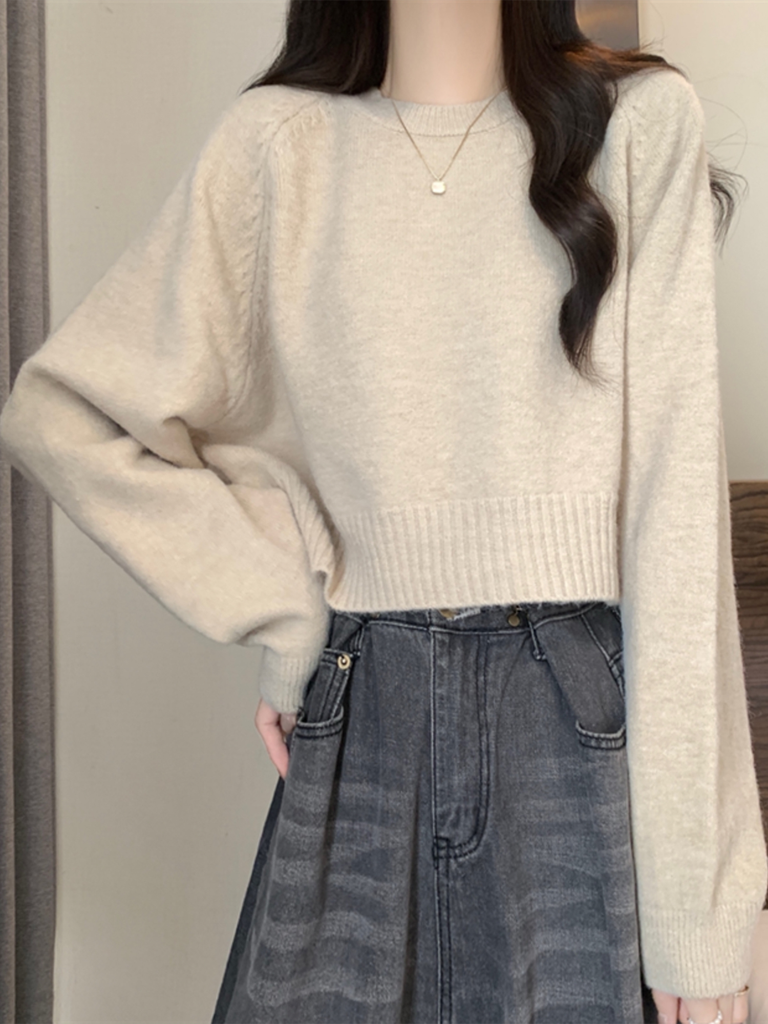 【レディースカジュアルファッション】クルーネックゆるニットセーター｜柔らかく暖かな杏色カラーの秋冬トップス