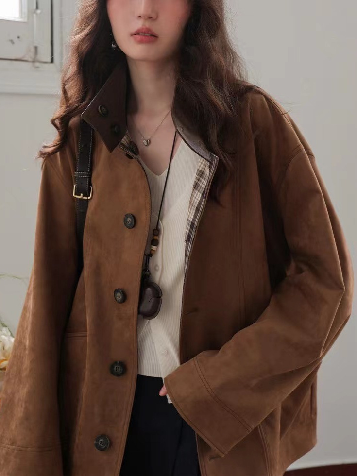 【レディースカジュアルファッション】ヘーゼルナッツブラウン｜柔らかスエード調×ゆるトレンチ風シルエットの大人ショートジャケット
