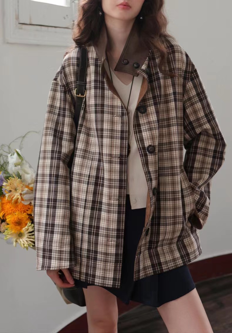 【レディースカジュアルファッション】ヘーゼルナッツブラウン｜柔らかスエード調×ゆるトレンチ風シルエットの大人ショートジャケット