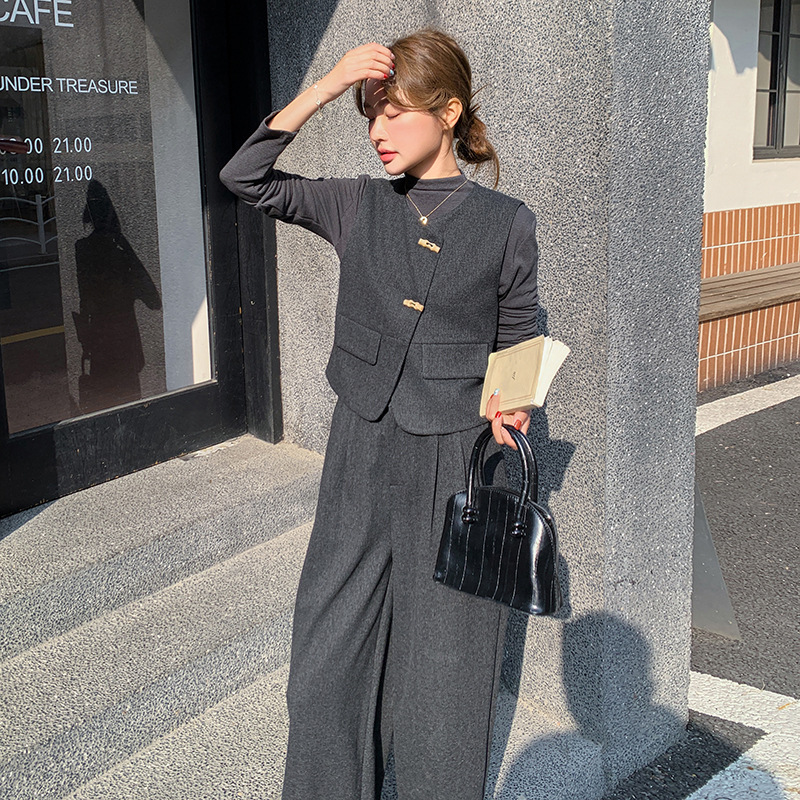 レディースカジュアルファッション 金釦付きダブルベスト×ワイドパンツセットアップ