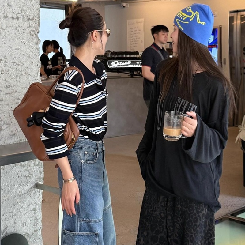 【レディースカジュアルファッション】上品Polo襟×細見えストライプ｜秋映えシルエットの柔らかニットトップス