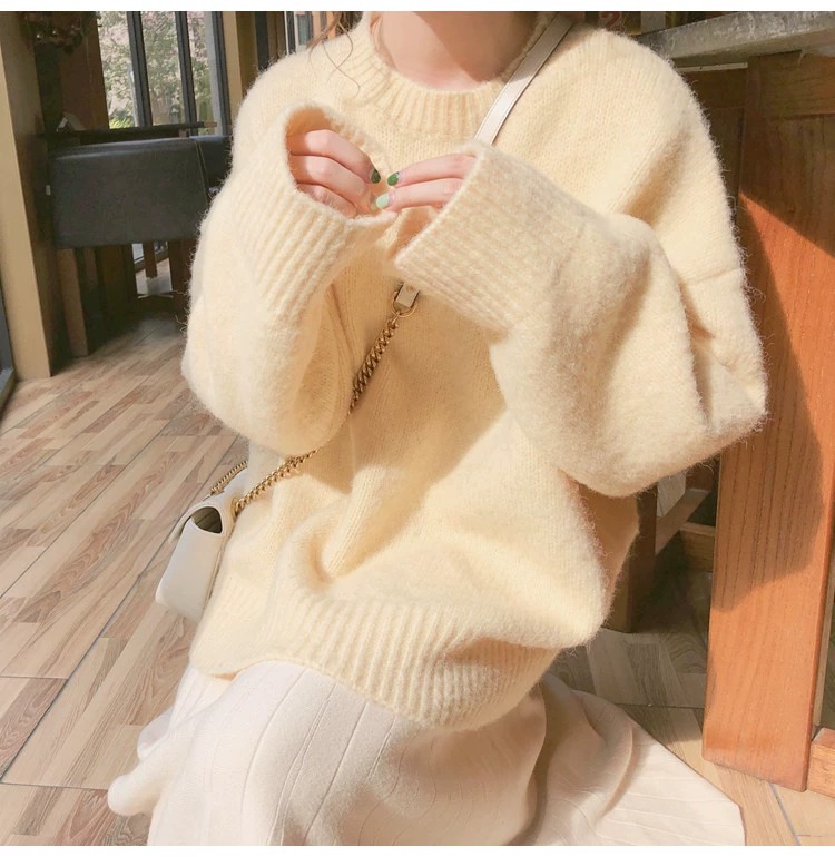 【レディースカジュアルファッション】ふんわりアイボリーニット｜マーメイドのようにやさしく包むゆるシルエットのモヘア風セーター