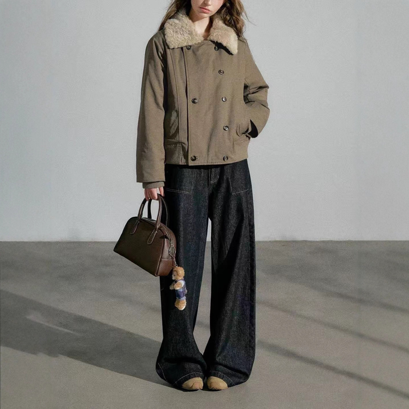 【レディースカジュアルファッション】ふわもこボア×翻領が今っぽい｜冬映えショート丈ミリタリージャケット