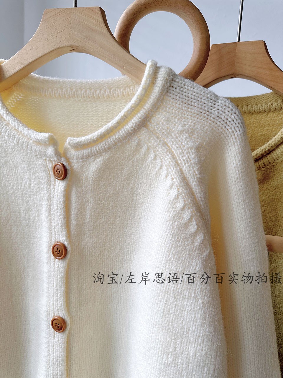 【レディースカジュアルファッション】丸首ボタン付きゆるカーディガン｜ふんわり柔らかニットで大人ナチュラルな秋冬スタイル