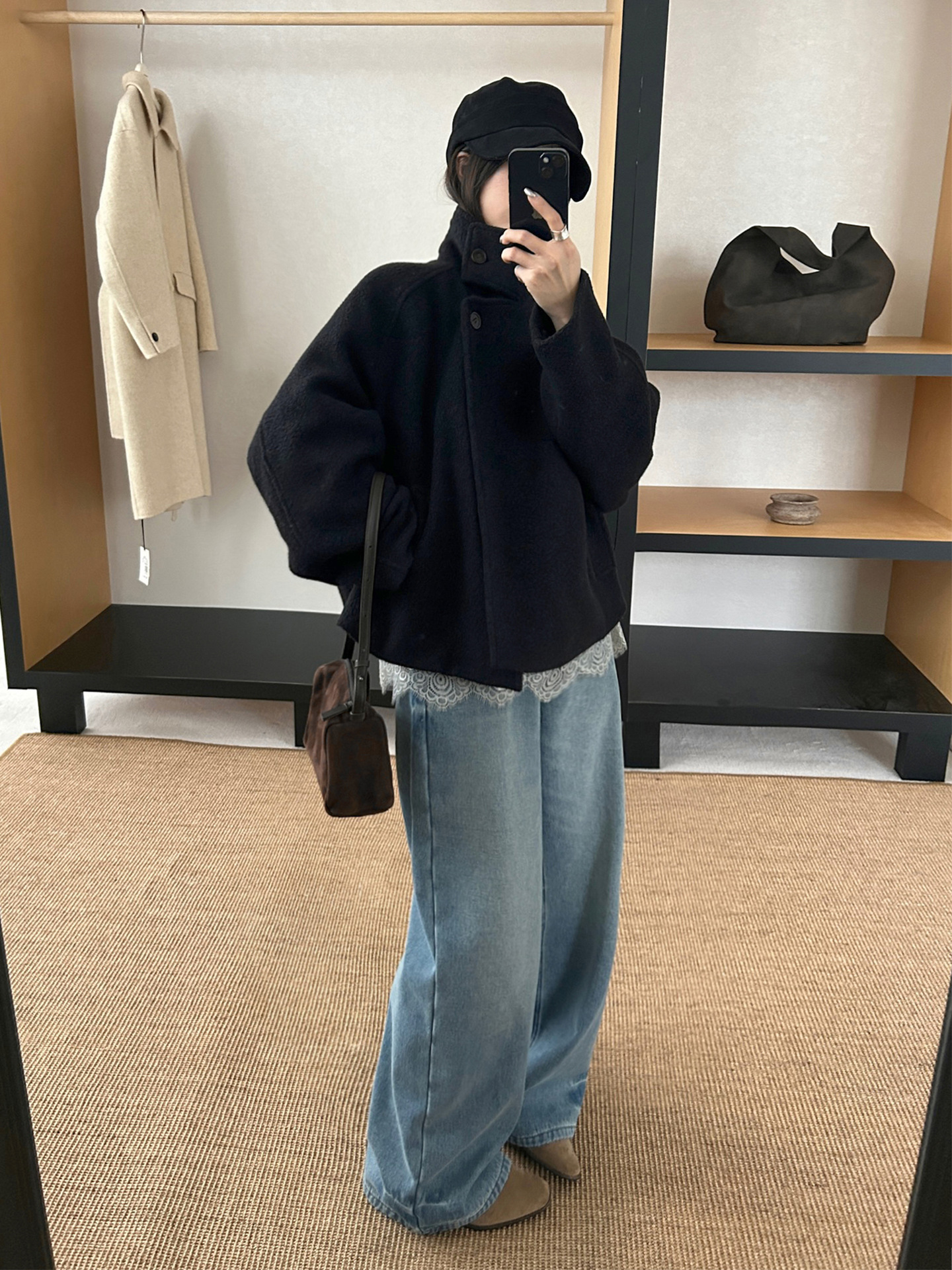 レディースカジュアルファッション ゆったりシルエットのワイドデニムパンツ