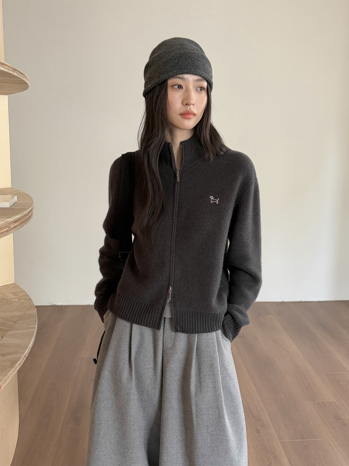 レディースカジュアルファッション ワンポイント刺繍入りジップアップニットカーディガン