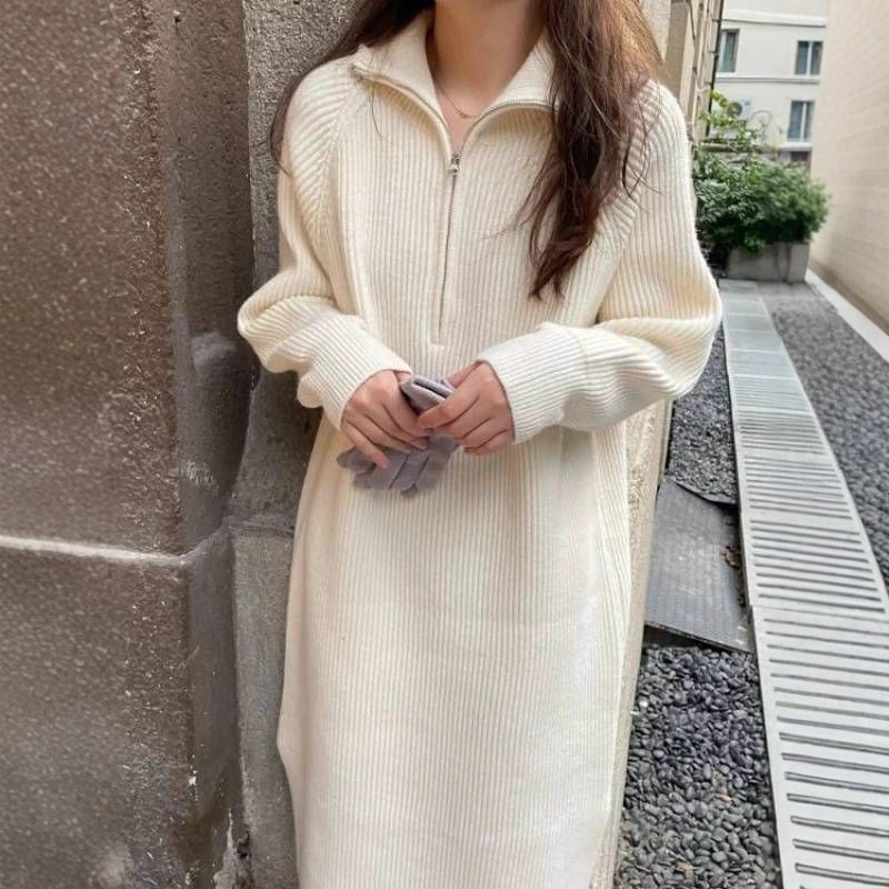 【レディースカジュアルファッション】  柔らかニット×リラックスAライン｜大人上品に着映えるジップアップニットワンピース