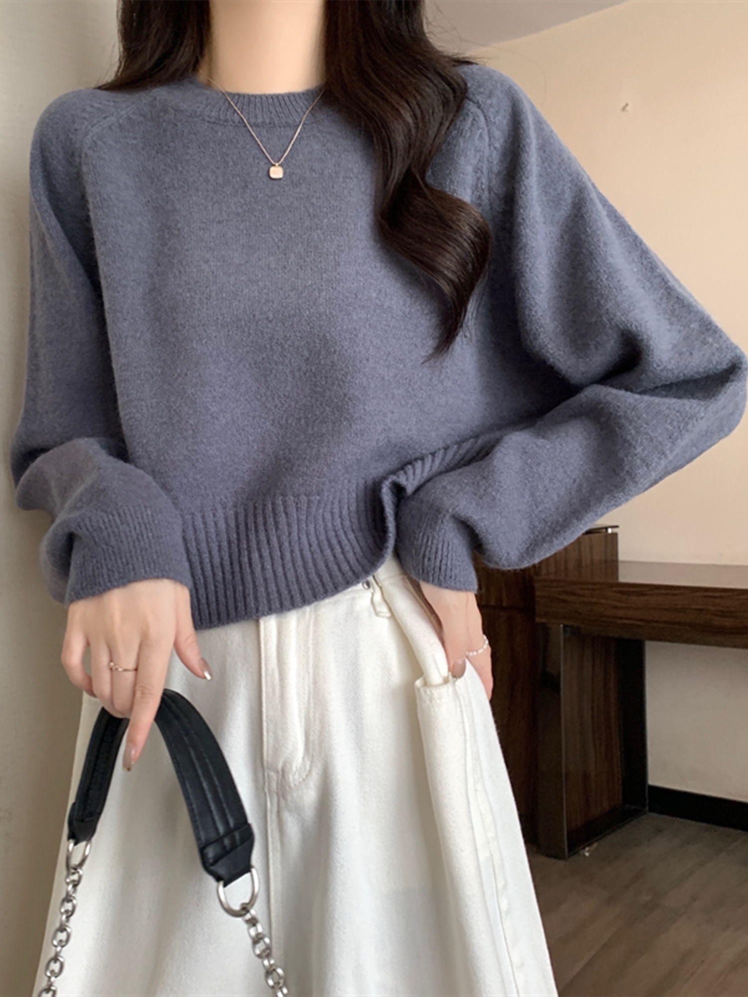 【レディースカジュアルファッション】クルーネックゆるニットセーター｜柔らかく暖かな杏色カラーの秋冬トップス