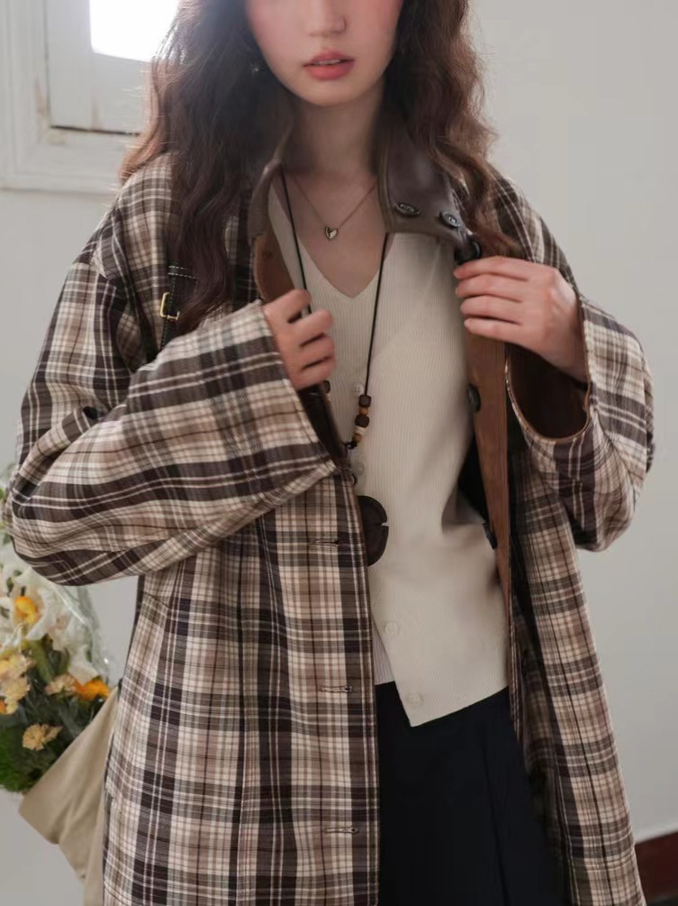 【レディースカジュアルファッション】ヘーゼルナッツブラウン｜柔らかスエード調×ゆるトレンチ風シルエットの大人ショートジャケット