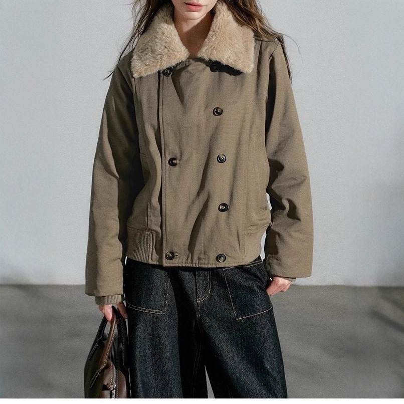 【レディースカジュアルファッション】ふわもこボア×翻領が今っぽい｜冬映えショート丈ミリタリージャケット