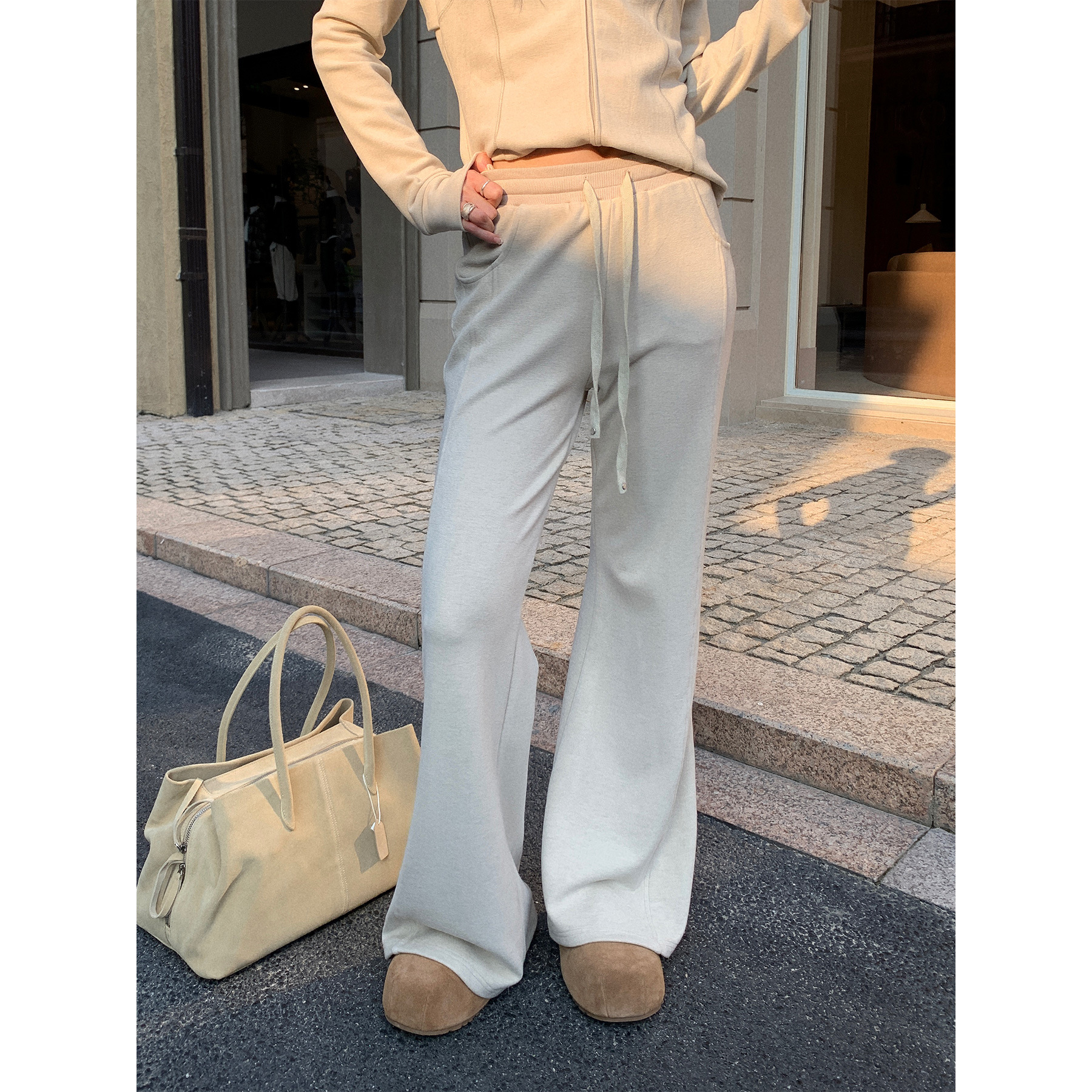 【レディースカジュアルファッション】ゆる華奢見えセットアップ｜抜け感トップス＋美脚フレアパンツの2点セット