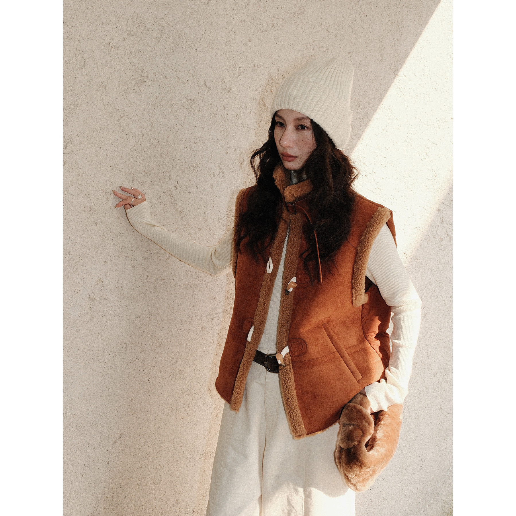 【レディースカジュアルファッション】ふんわり柔らかファーベスト×ウッドボタン｜着るだけで高見えするあったか立体ベスト