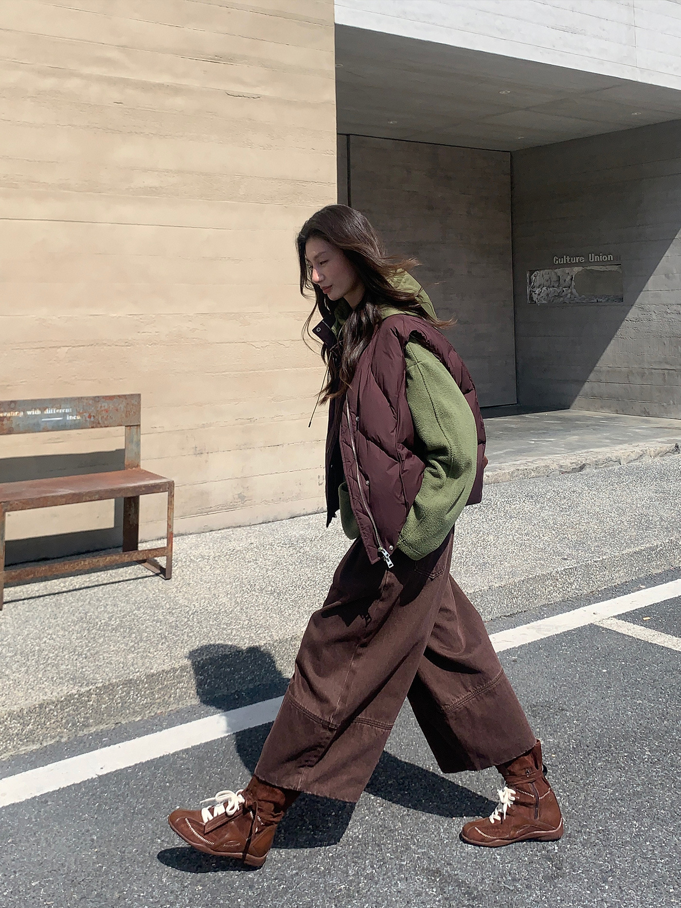 【レディースカジュアルファッション】バランスで着映えるワイドパンツ