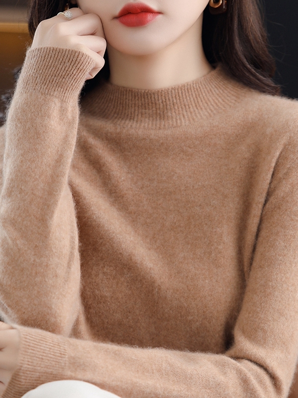 【レディースカジュアルファッション】上品ブラックのハイネックニット｜細見えシルエットで大人の洗練スタイルを叶える秋冬トップス