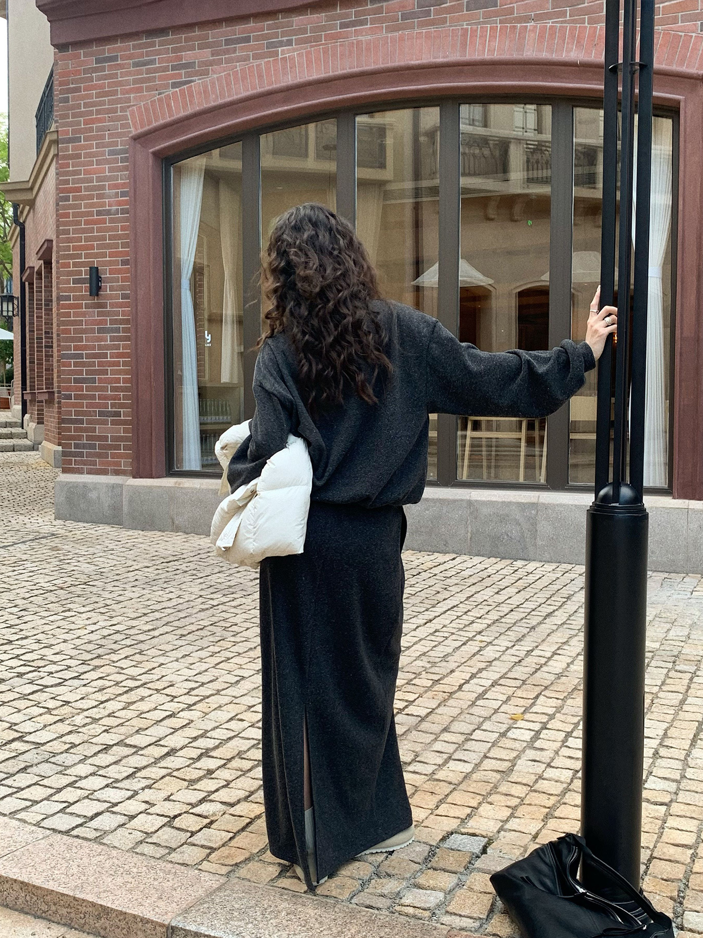 【レディースカジュアルファッション】ゆるリラックス×上品シルエット｜大人見えストレートニットワンピース