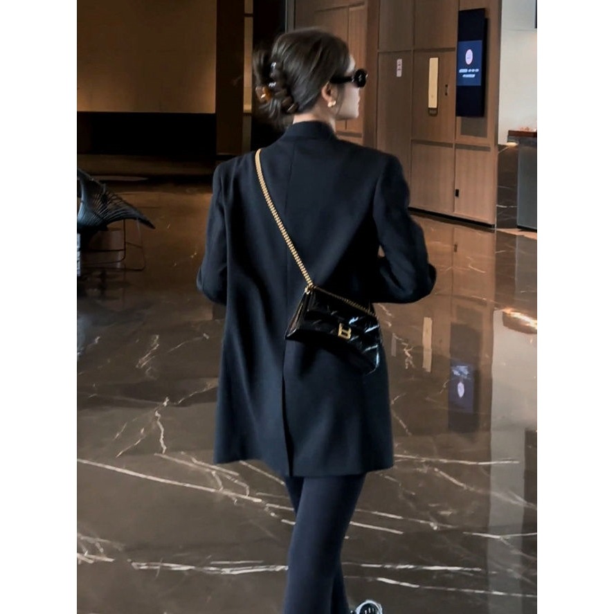 レディースカジュアルファッション 大人の上品さを演出するダブルブレストテーラードジャケット