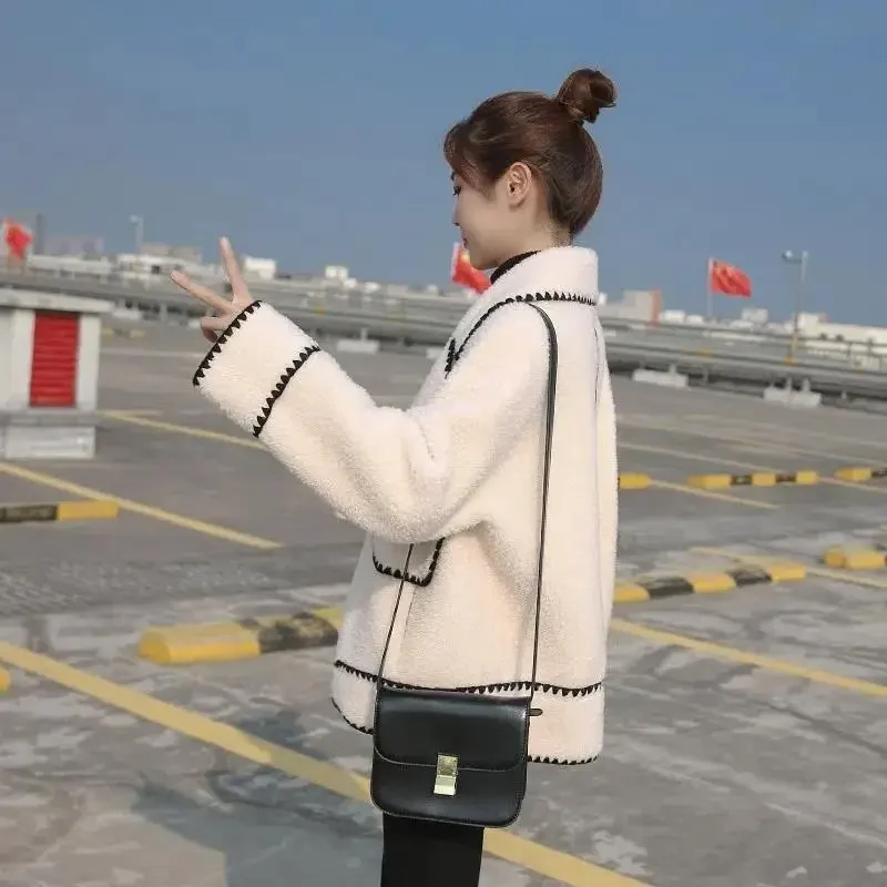 【レディースカジュアルファッション】スーツ襟×ふんわりボア｜上品モコモコショートジャケット