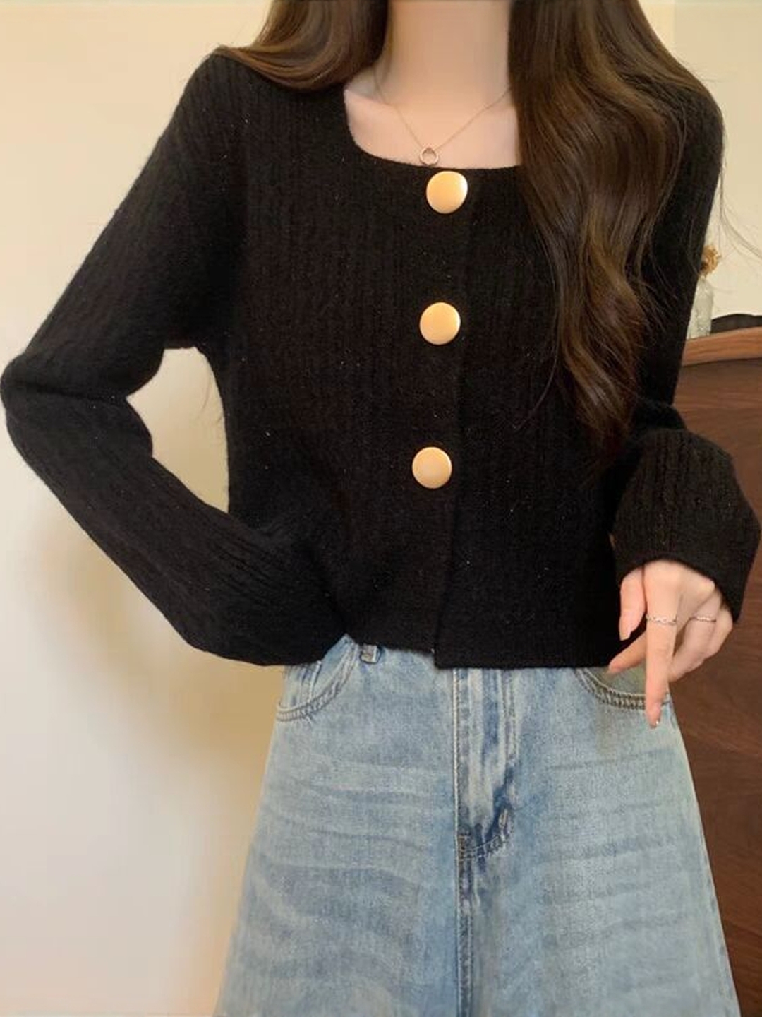 【レディースカジュアルファッション】3ボタンショート丈ニットカーディガン風トップス｜やわらか質感で大人かわいい秋冬セーター