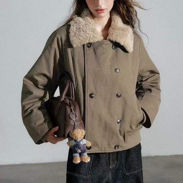 【レディースカジュアルファッション】ふわもこボア×翻領が今っぽい｜冬映えショート丈ミリタリージャケット