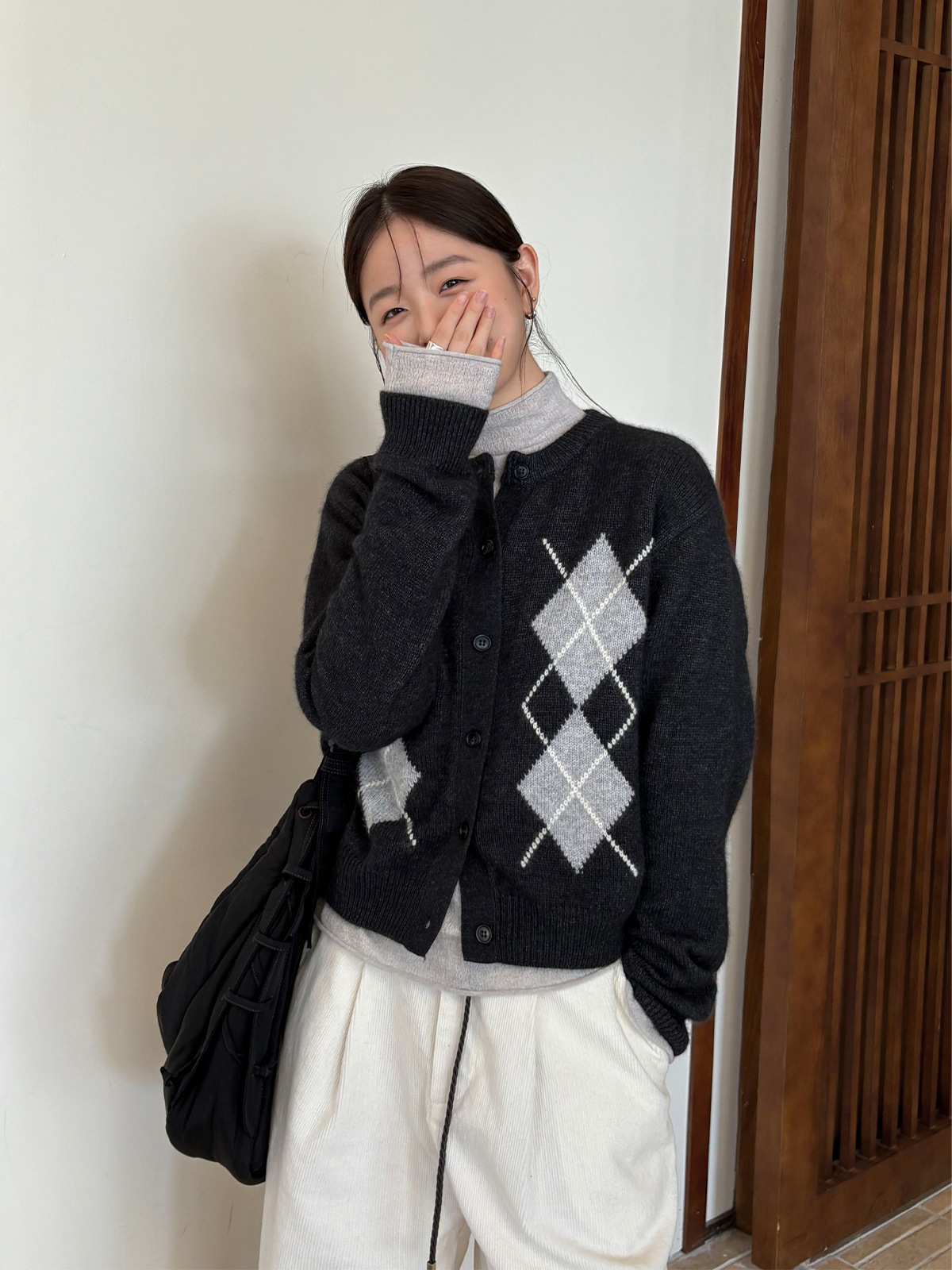 【レディースカジュアルファッション】  大人可愛い菱形アーガイル×ゆるシルエット｜着回し抜群の柔らかニットカーディガン